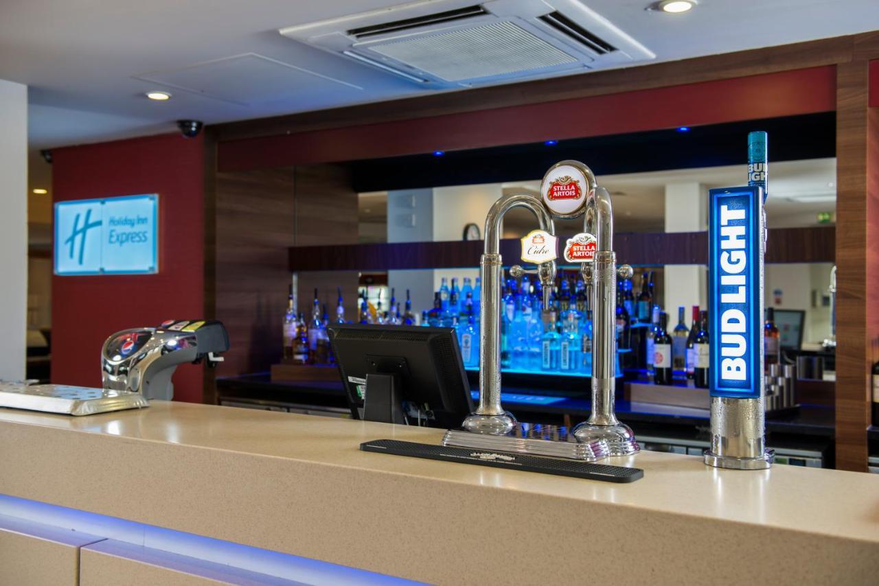 Holiday Inn Express London - Dartford By Ihg Exterior photo