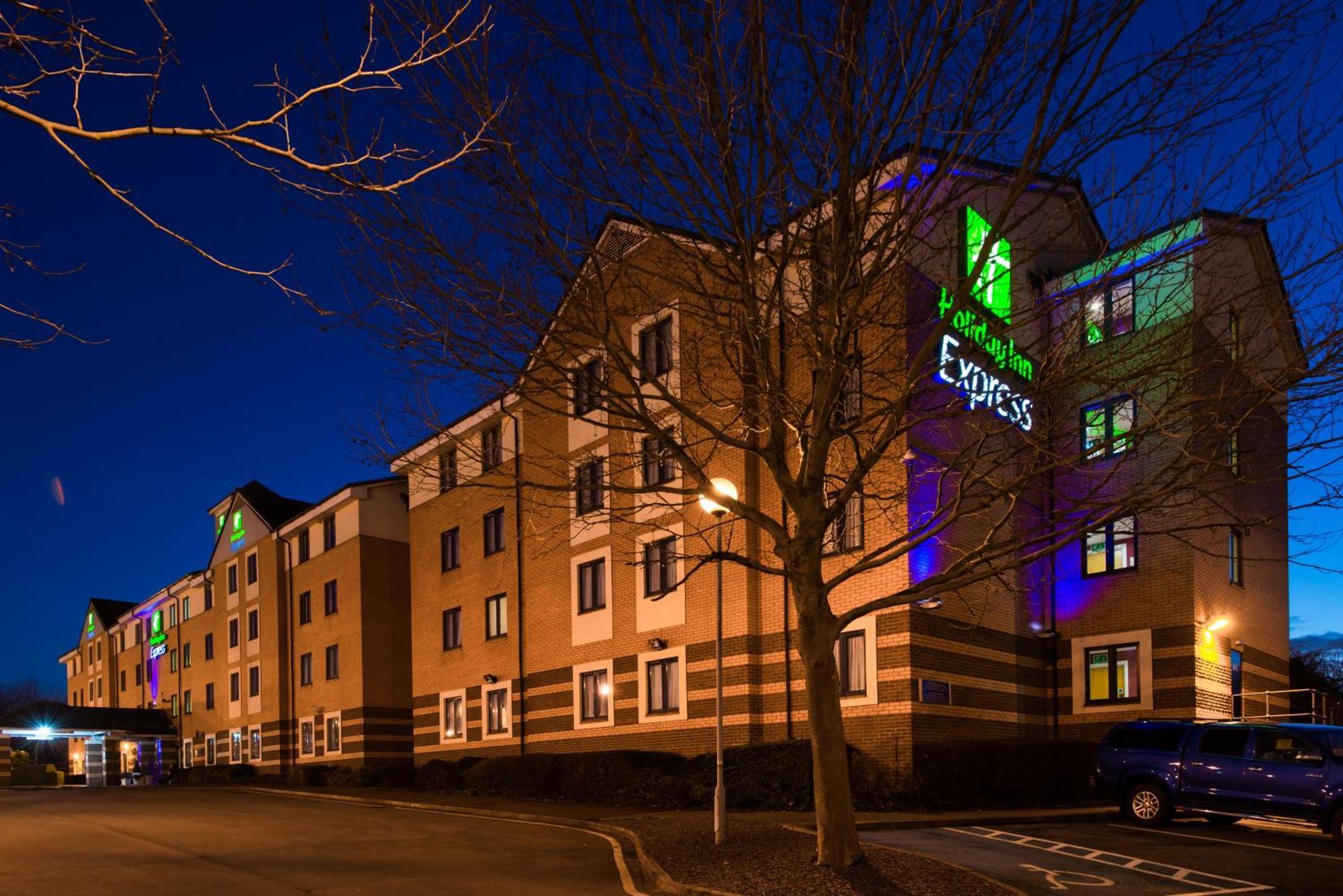 Holiday Inn Express London - Dartford By Ihg Exterior photo